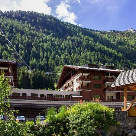 Relaxing Poolside Alpine