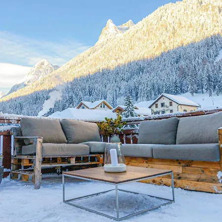 Relaxing Poolside Alpine *