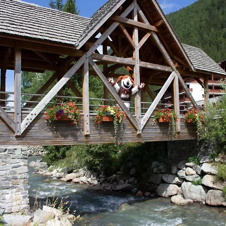 Relaxing Poolside Alpine Apartment *
